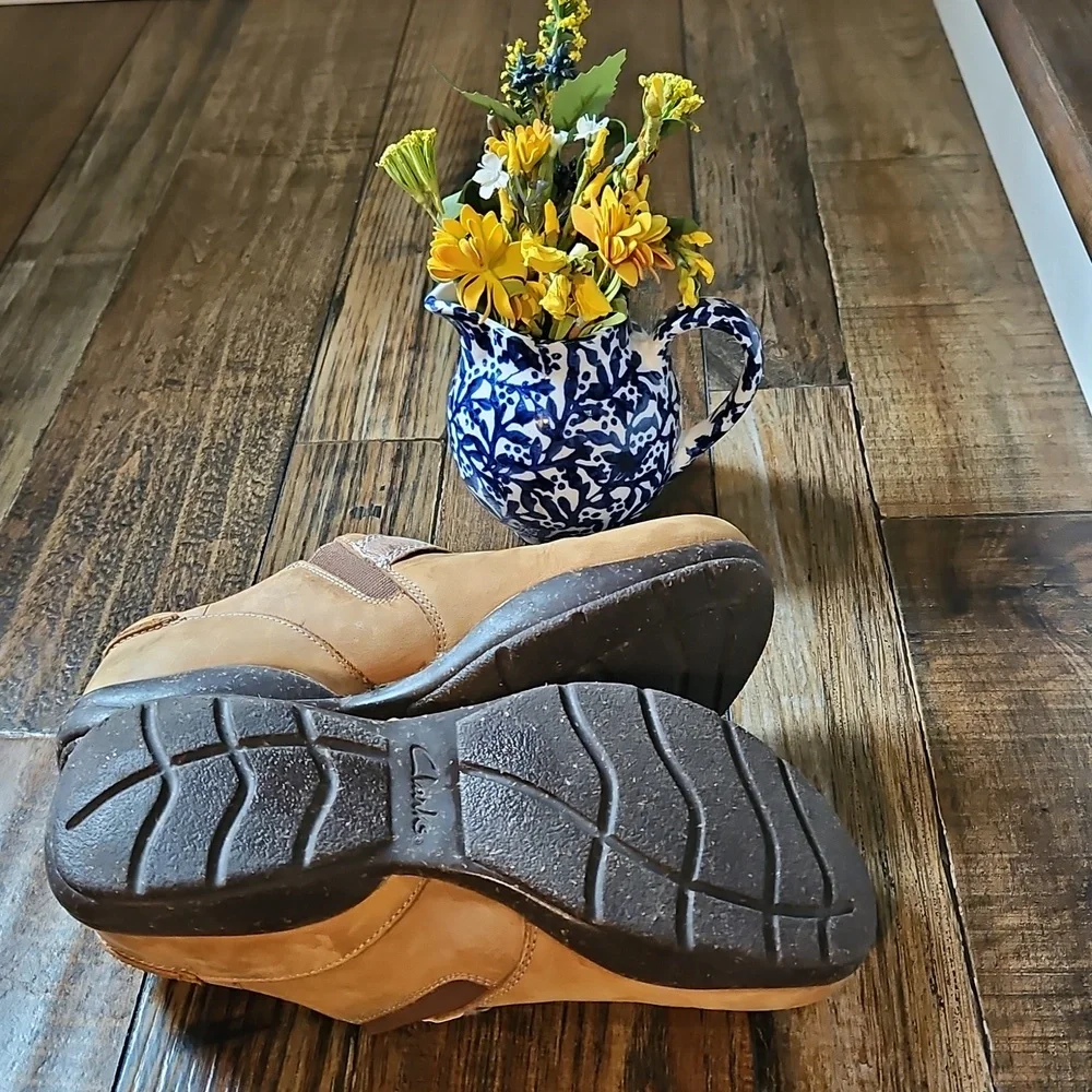 Clarks Women's Tan Distressed‎ Leather Slip On Mules, Shoes. Size 6.5